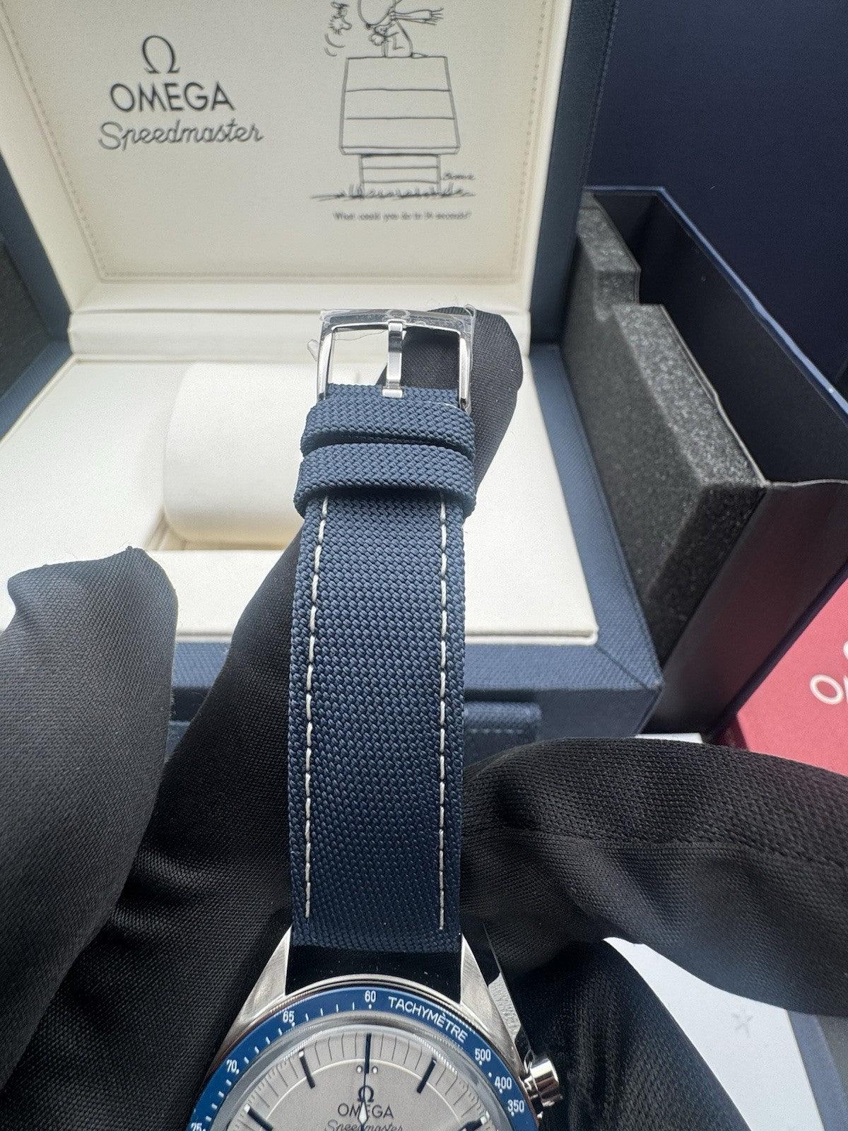 Omega Speedmaster Silver Snoopy Award, Unworn